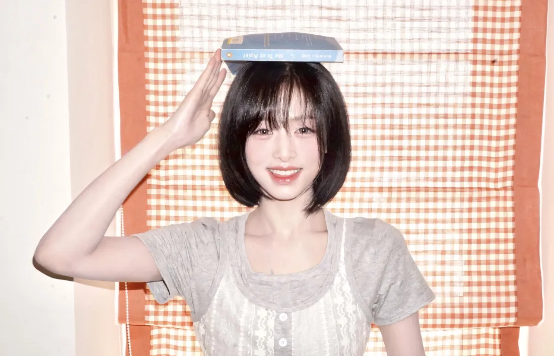 2k郑雅贤壁纸｜格子背景图 - 可爱居家短发「哲风壁纸」