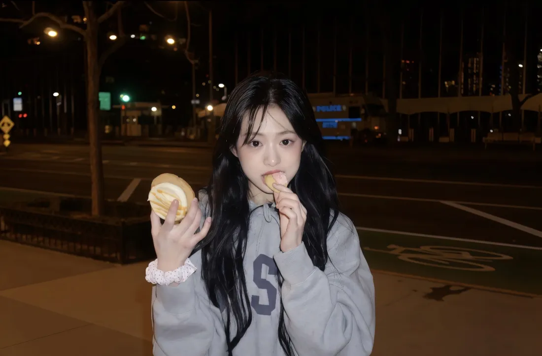 2k郑雅贤壁纸｜夜晚街道背景图片 - 灰色卫衣「哲风壁纸」