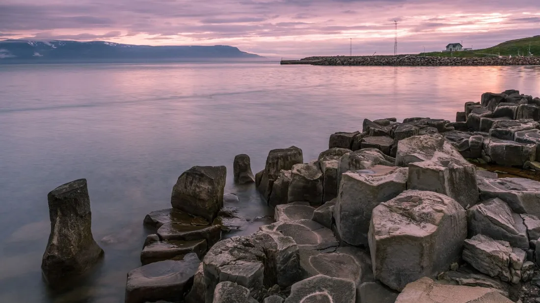 2k自然风景壁纸｜山石湖泊背景图片 - 黄昏海岸「哲风壁纸」