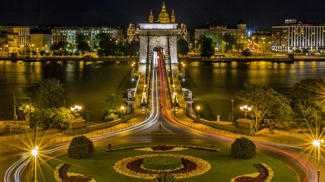 4k塞切尼链桥壁纸｜夜景背景图 - 布达佩斯河流灯光「哲风壁纸」
