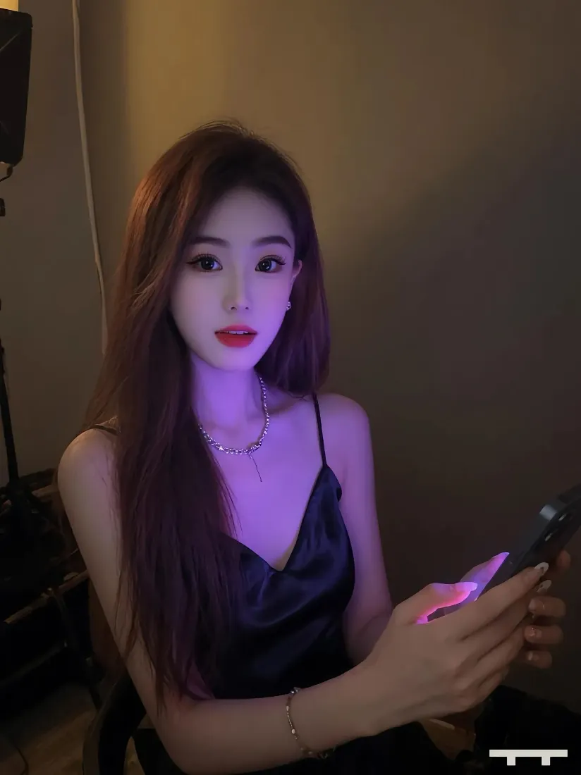 黑衣美女手机壁纸｜室内背景图片 - 紫色光「哲风壁纸」