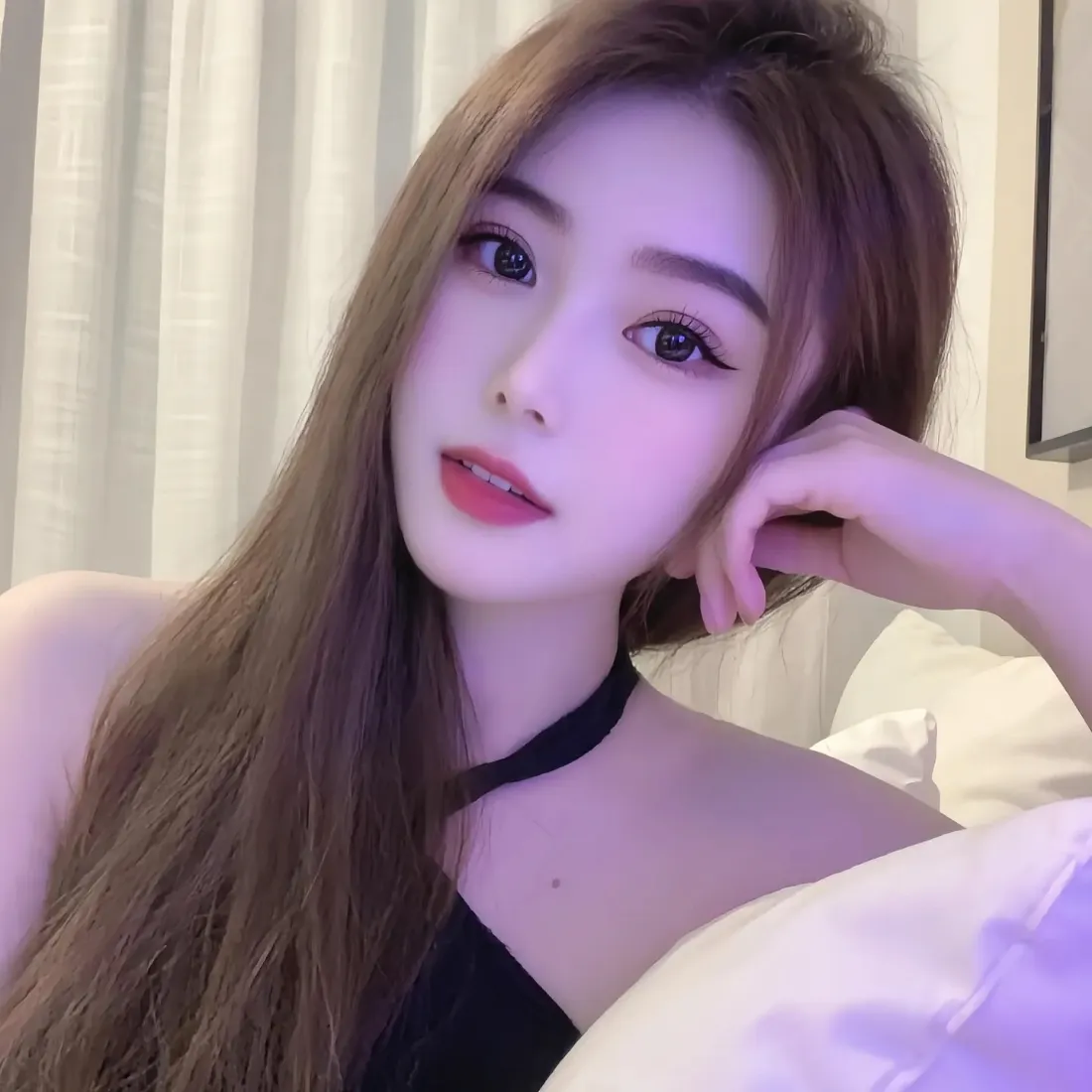 长发美女手机壁纸｜室内背景图片 - 黑衣美女「哲风壁纸」