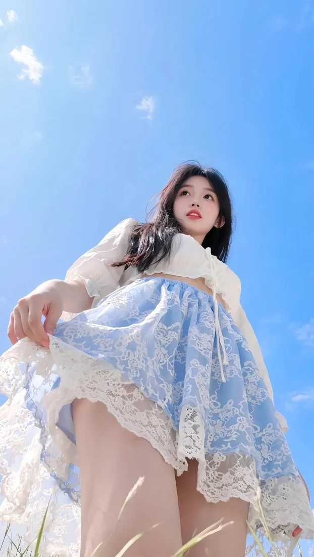 蓝白裙美女手机壁纸｜蓝天草地背景图片 - 夏日甜美少女「哲风壁纸」