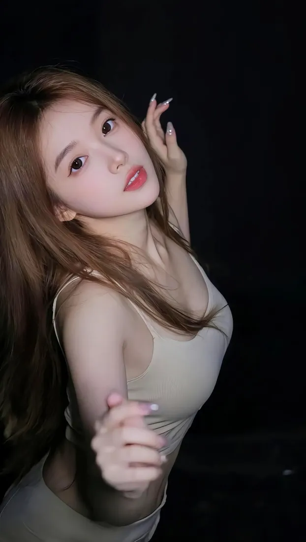 美女手机壁纸｜黑色背景图片 - 浅色吊带穿搭「哲风壁纸」