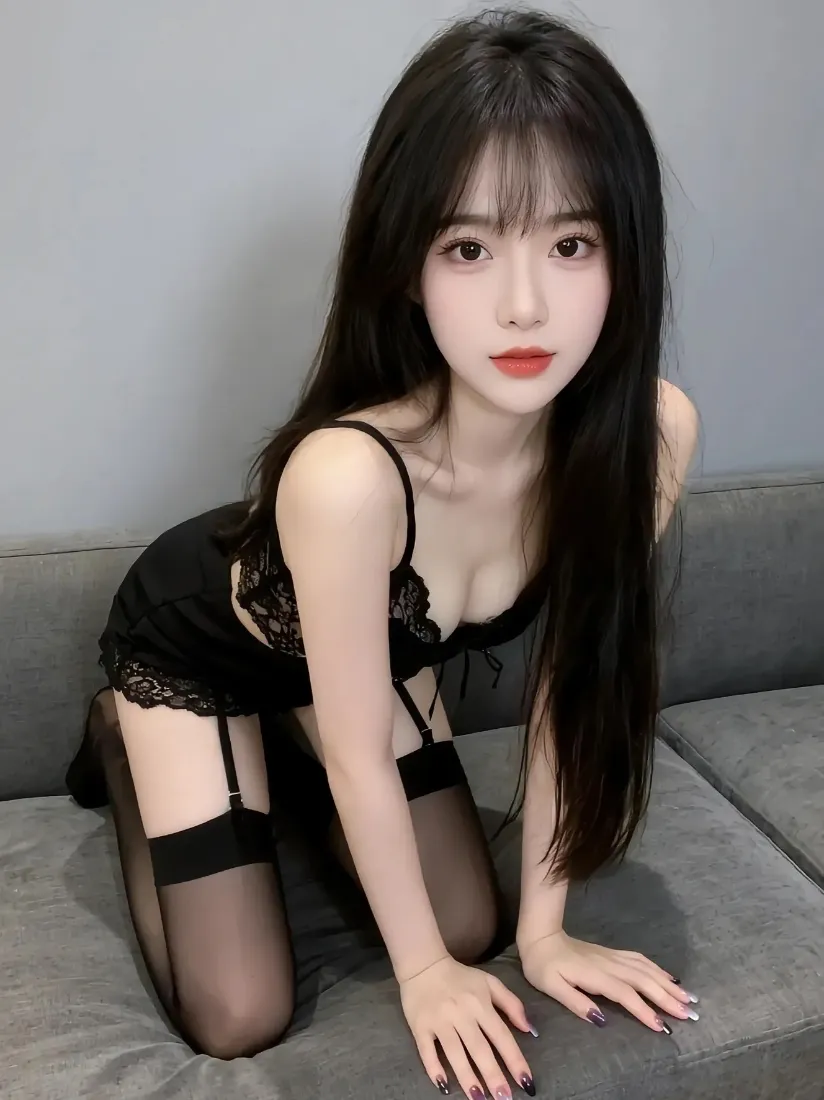 黑衣美女手机壁纸｜灰色沙发背景图片 - 黑丝「哲风壁纸」