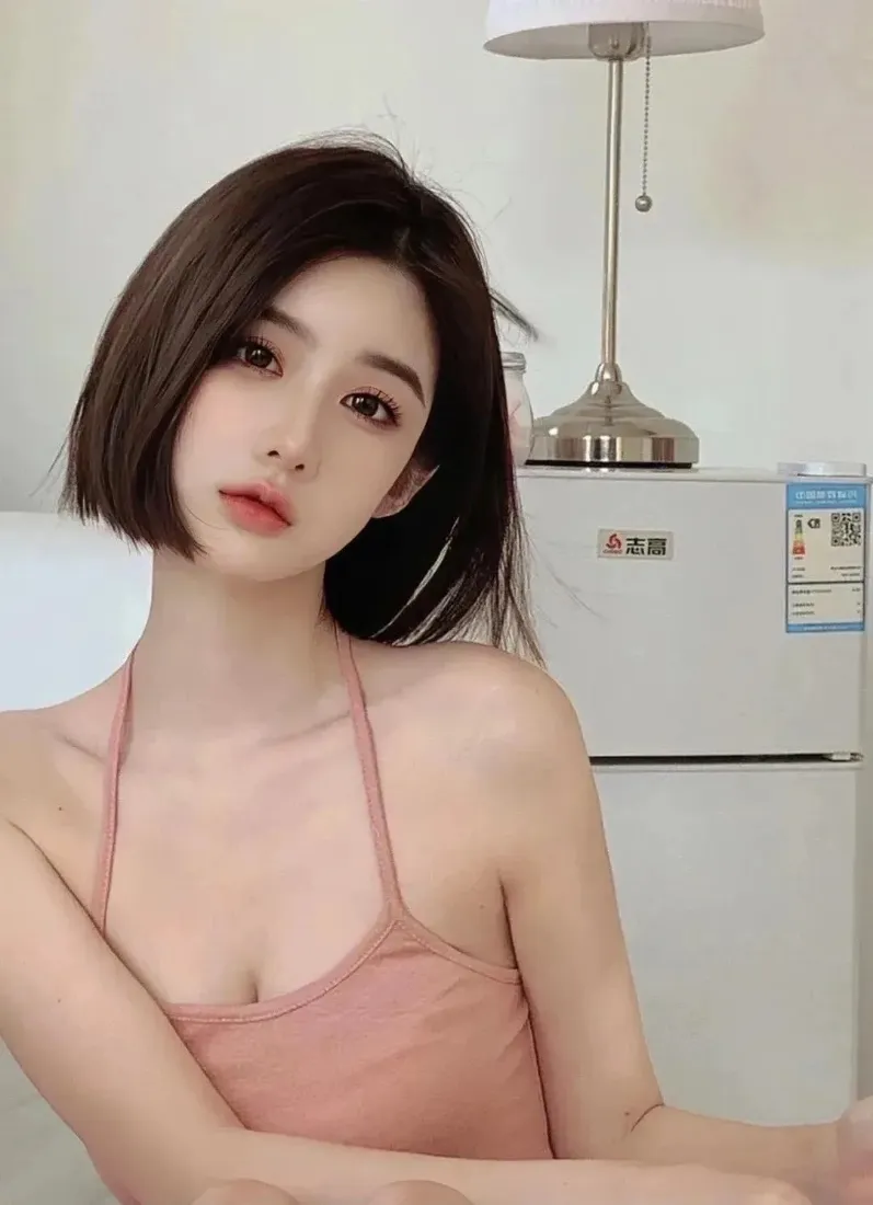 短发美女手机壁纸｜室内背景图片 - 粉色吊带「哲风壁纸」