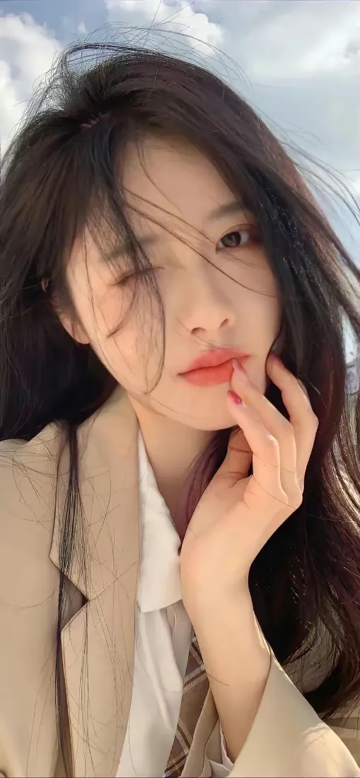 长发美女手机壁纸｜蓝天背景图片 - 时尚穿搭「哲风壁纸」