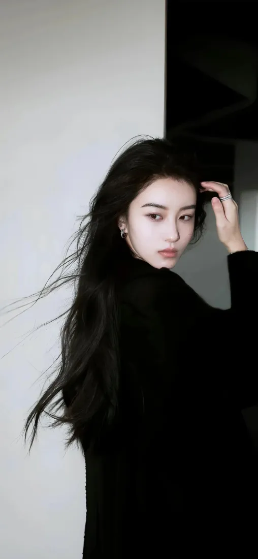 黑衣美女手机壁纸｜简约背景图片 - 气质美女「哲风壁纸」