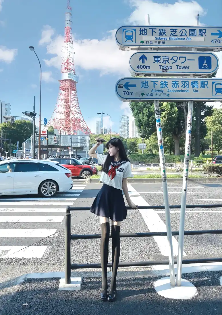 jk制服美女手机壁纸｜东京塔背景 - 街道蓝天汽车「哲风壁纸」