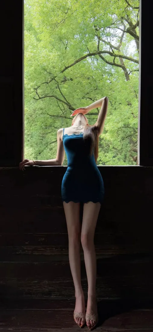 蓝衣美女手机壁纸｜绿植背景图片 - 室内优雅姿势「哲风壁纸」