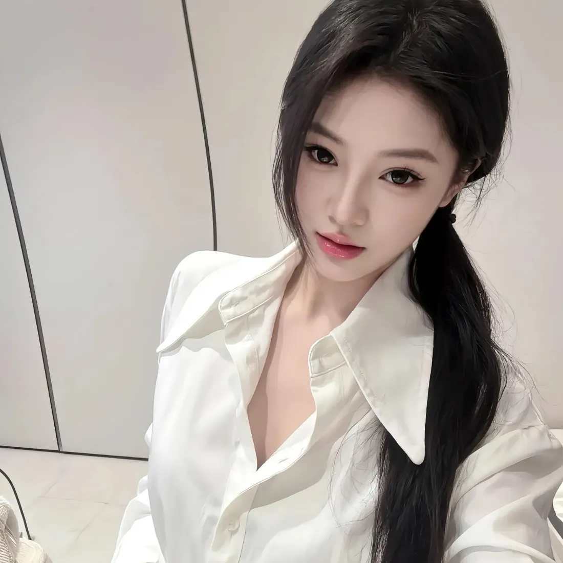 白衣美女手机壁纸｜室内背景图片 - 气质长发美女「哲风壁纸」