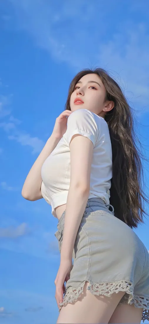 长发美女手机壁纸｜蓝天背景图片 - 白色上衣短裙「哲风壁纸」