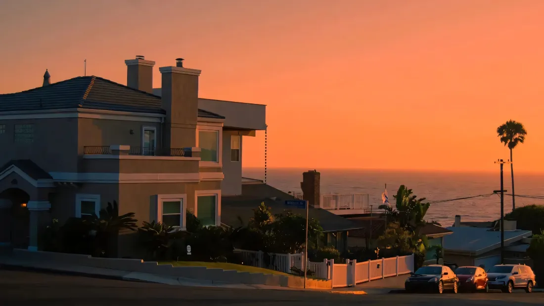 2k晚霞海边房屋壁纸｜海滨背景图片 - 黄昏住宅区「哲风壁纸」