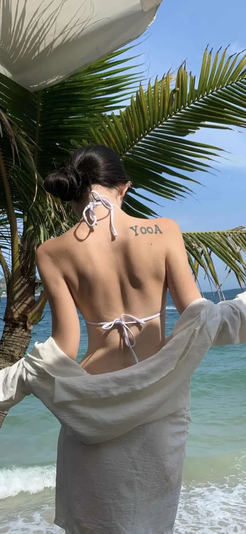 美女背影海边手机壁纸｜白色衣物背景图 - 棕榈树沙滩「哲风壁纸」