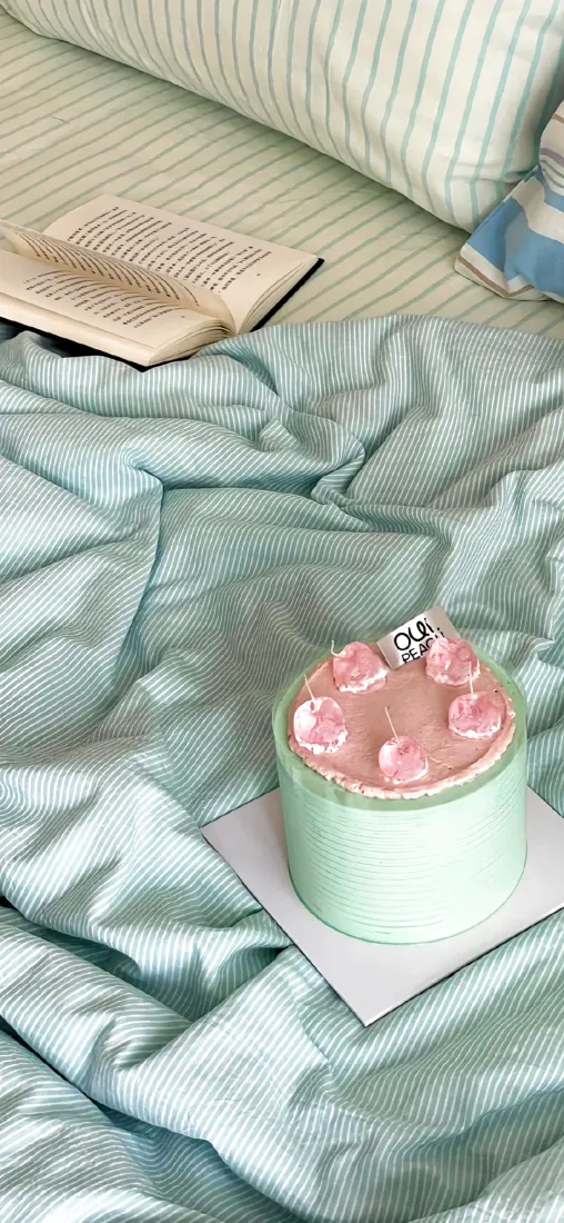 蛋糕手机壁纸｜浅绿色床单背景 - 安逸卧室「哲风壁纸」