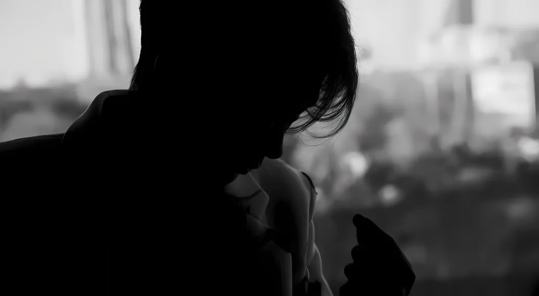 2kMeng Hetang Side Face Wallpaper | Black and White Minimalist Background - Silhouette Effect 「哲风壁纸」