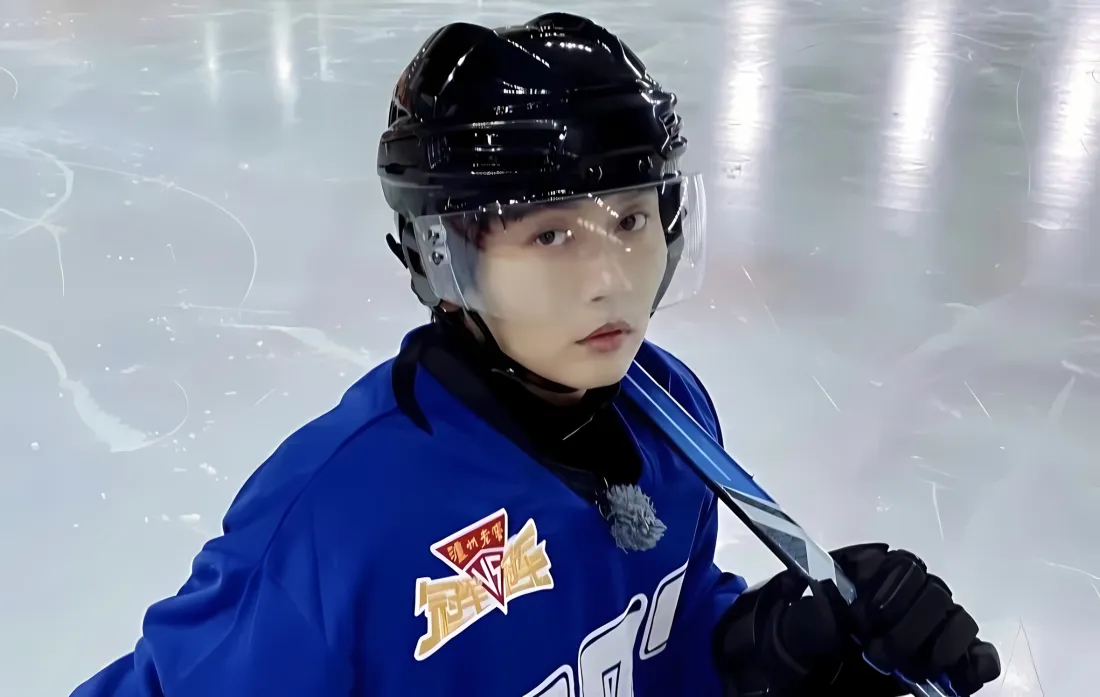 2k孟鹤堂壁纸｜冰场背景图片 - 滑冰蓝色运动服头盔「哲风壁纸」