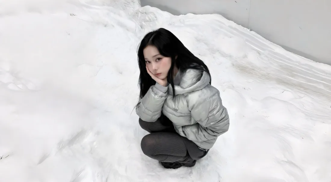 2k金玟庭壁纸｜雪地背景图片 - 银灰色羽绒服「哲风壁纸」