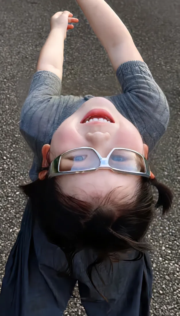 瑶一瑶手机壁纸｜灰地面背景图片 - 可爱仰头萌娃「哲风壁纸」