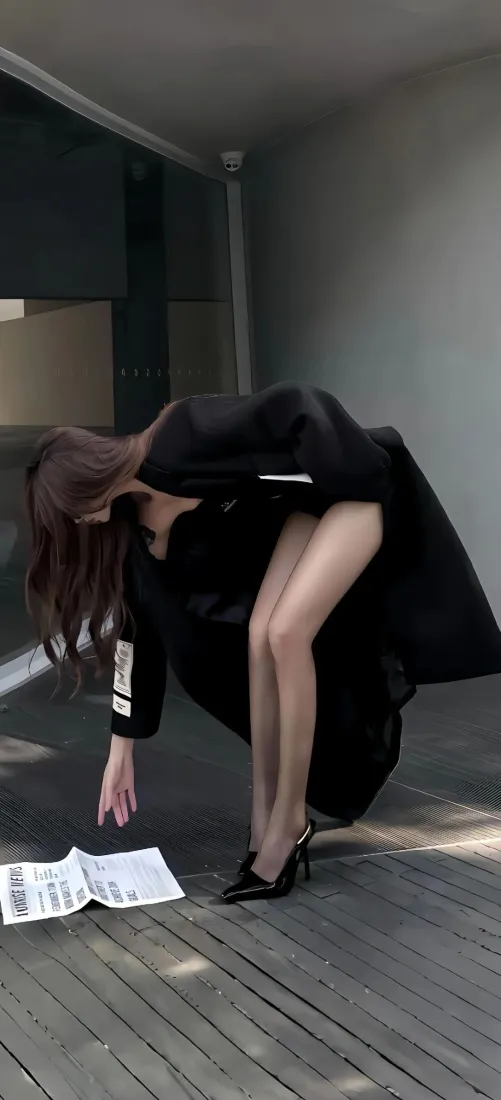 黑衣美女手机壁纸｜户外背景图片 - 高跟鞋弯腰捡纸「哲风壁纸」