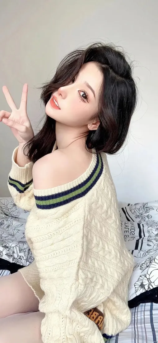 美女手机壁纸｜米黄毛衣背景图片 - 比耶手势「哲风壁纸」