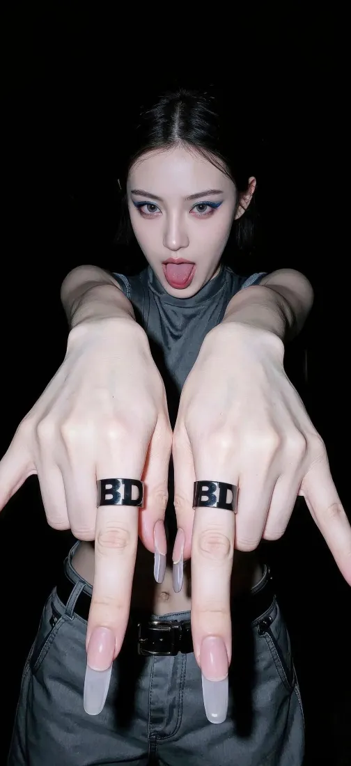 美女手机壁纸｜黑色背景图 - 灰色指甲BD吐舌个性姿势「哲风壁纸」