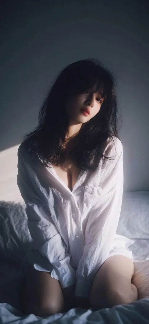 白衬衫美女手机壁纸｜卧室背景图片 - 光影性感迷人「哲风壁纸」