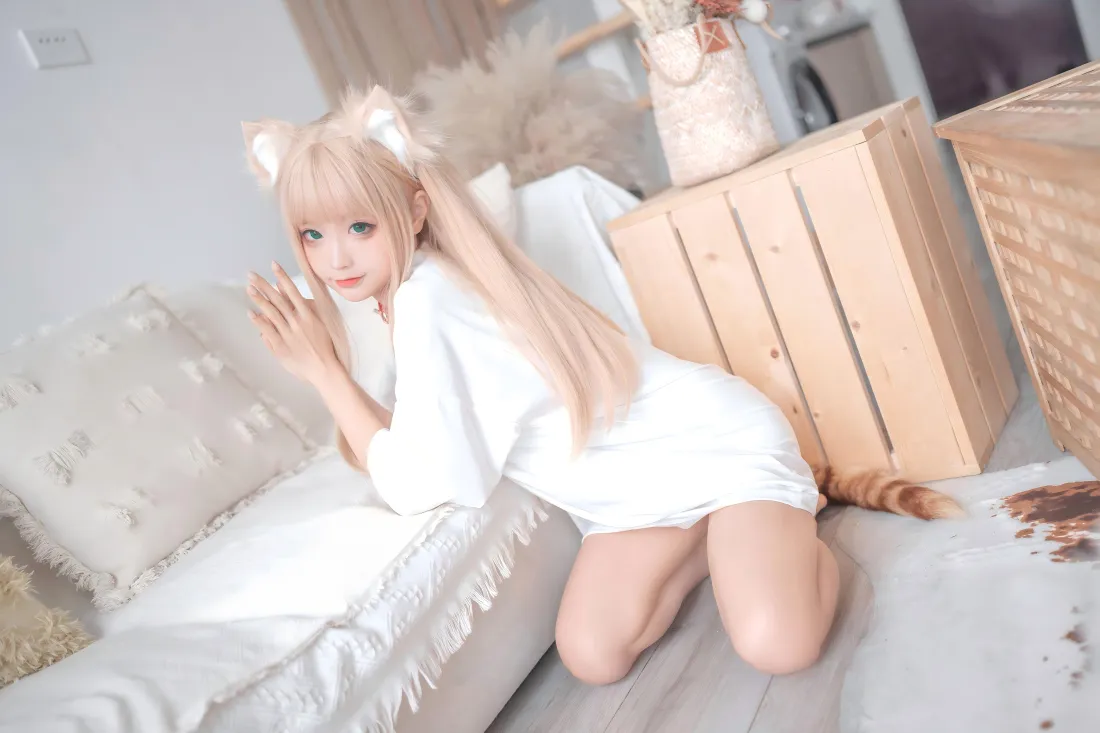 6k猫耳少女壁纸｜居家背景图 - 白色cos连衣裙「哲风壁纸」
