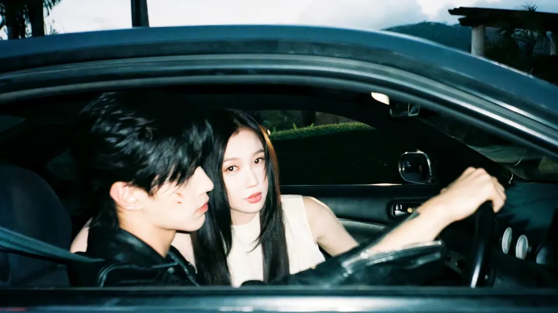 2k何与虞书欣壁纸｜车内背景图片 - 黑色汽车「哲风壁纸」