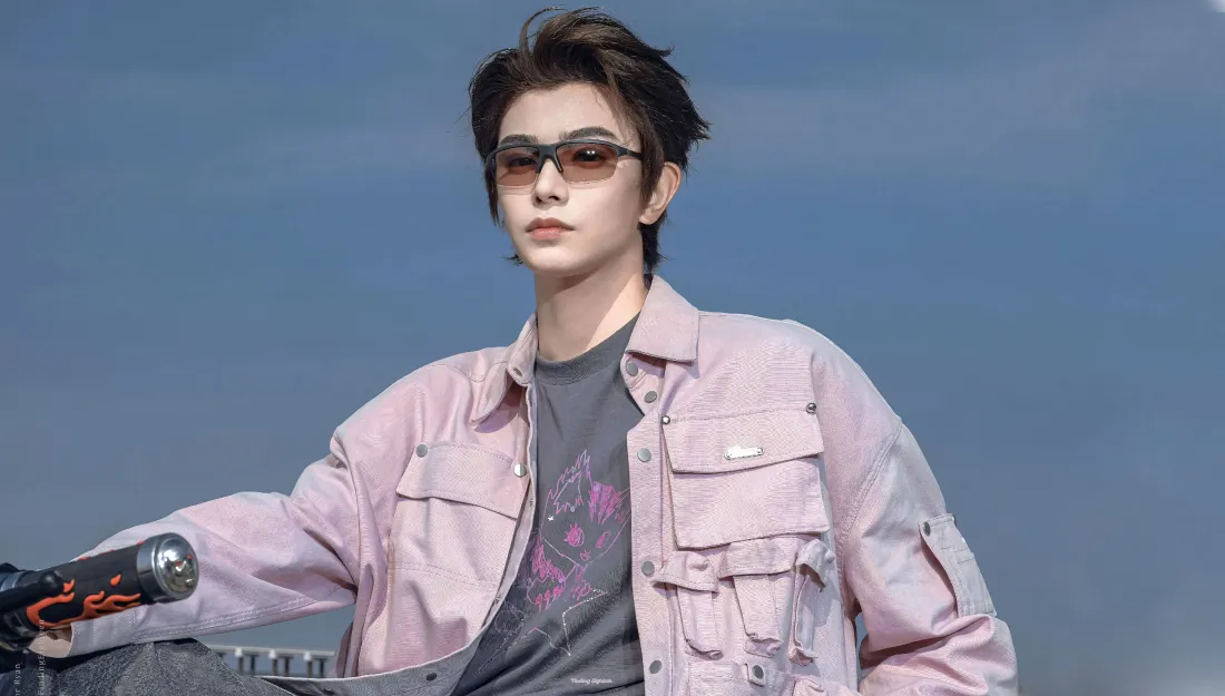 4k丁禹兮壁纸｜蓝天背景图 - 粉色外套墨镜「哲风壁纸」