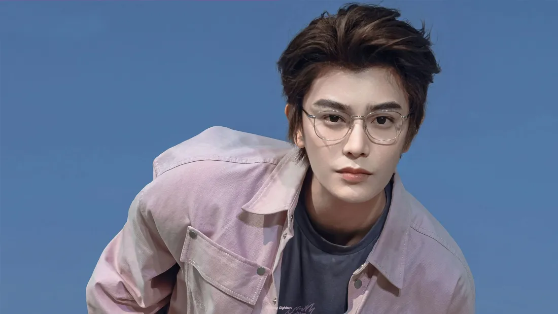 4k丁禹兮壁纸｜蓝色背景图片 - 粉色外套眼镜「哲风壁纸」