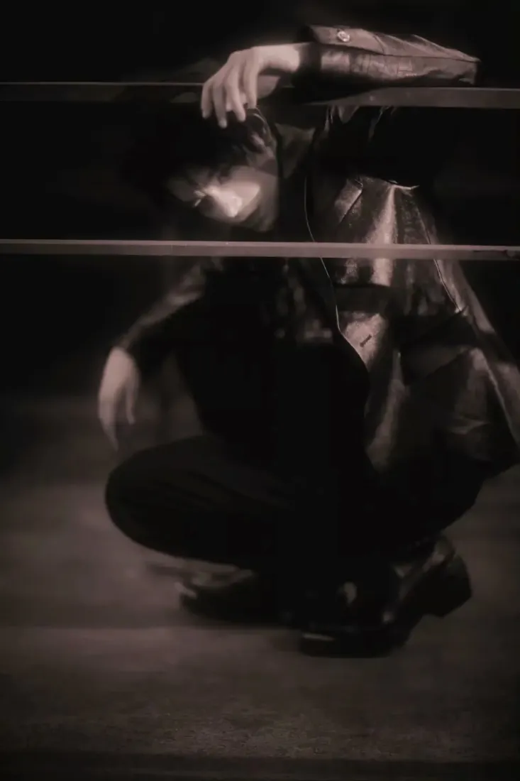 黑白电梯人物手机壁纸｜简约背景图 - 艺术摄影「哲风壁纸」