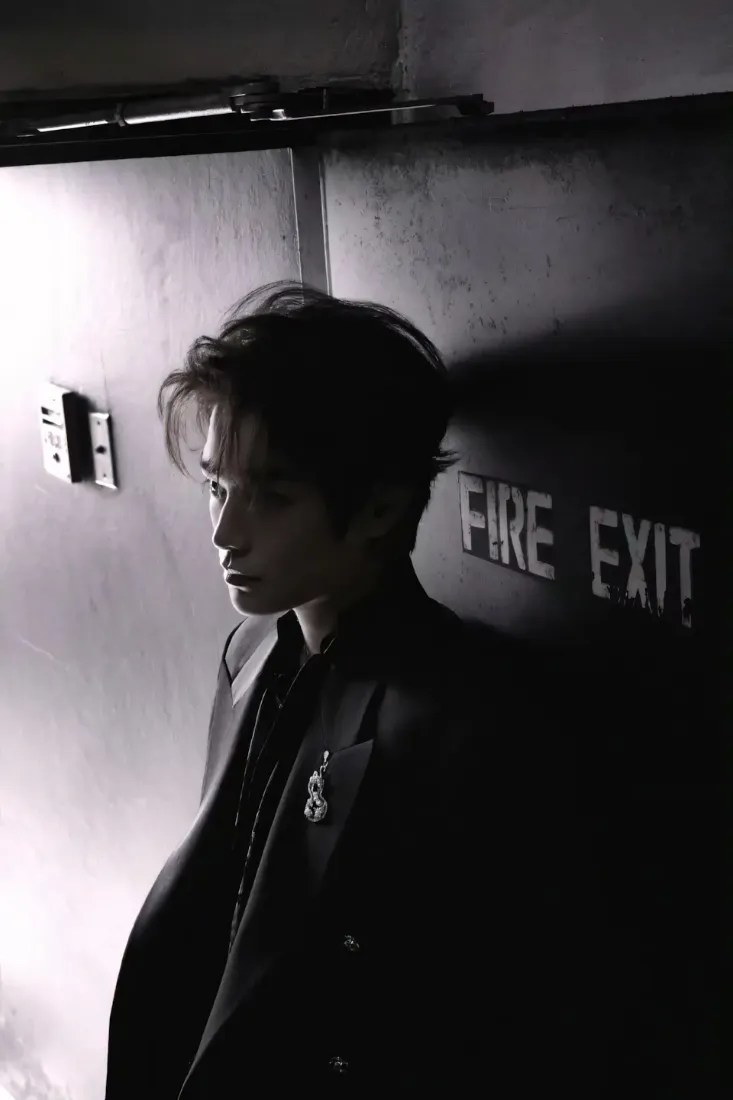 丁禹兮手机壁纸｜黑白简约背景图片 - 西装侧颜艺术「哲风壁纸」