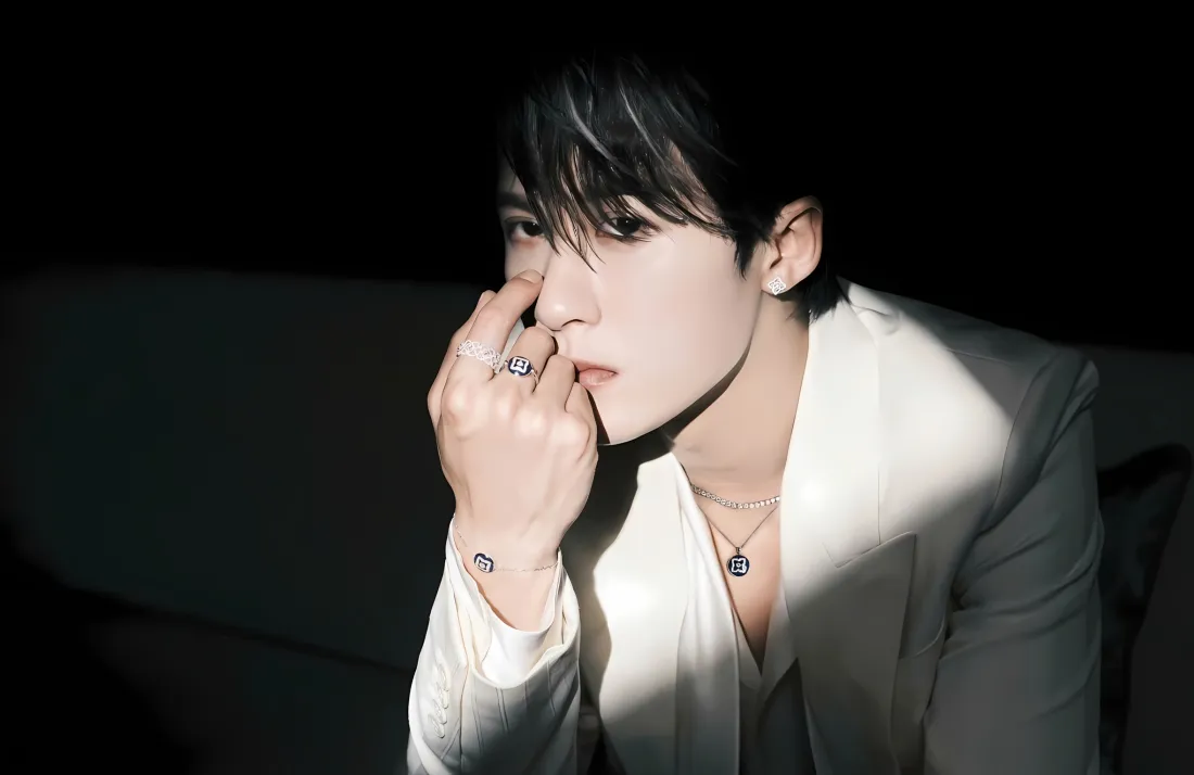 2k檀健次壁纸｜白西装背景图片 - 光影帅气「哲风壁纸」