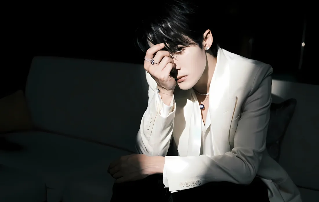 2k檀健次壁纸｜白西装背景图片 - 沉思「哲风壁纸」