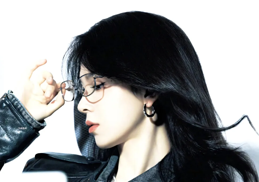 2k陈瑶壁纸｜白色背景图片 - 侧脸眼镜皮衣「哲风壁纸」