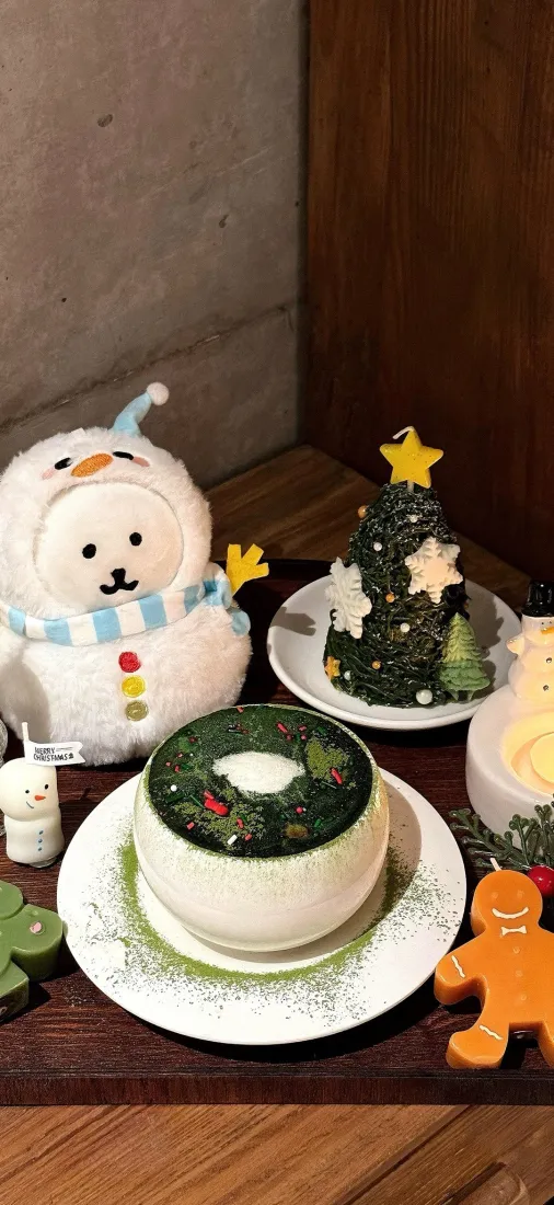 圣诞甜点手机壁纸｜圣诞背景 - 雪人抹茶蛋糕「哲风壁纸」