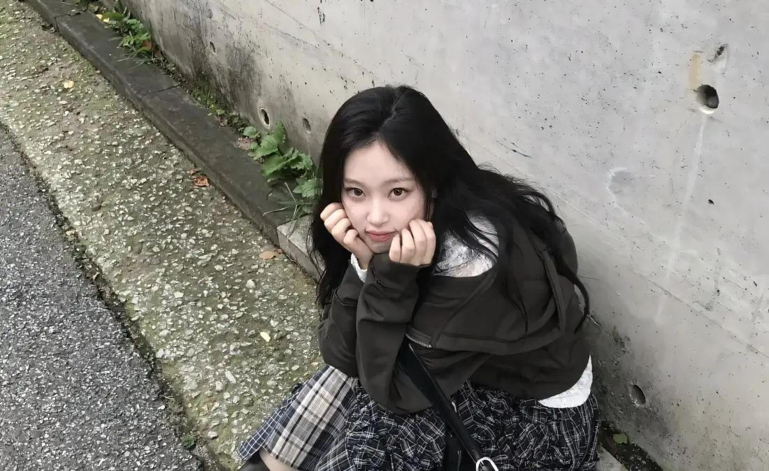 2k崔熙珍壁纸｜石板路背景图 - 格子裙美女「哲风壁纸」