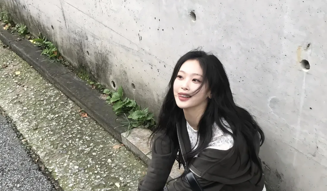 2k崔熙珍壁纸｜石板路背景图片 - 阳光笑容「哲风壁纸」