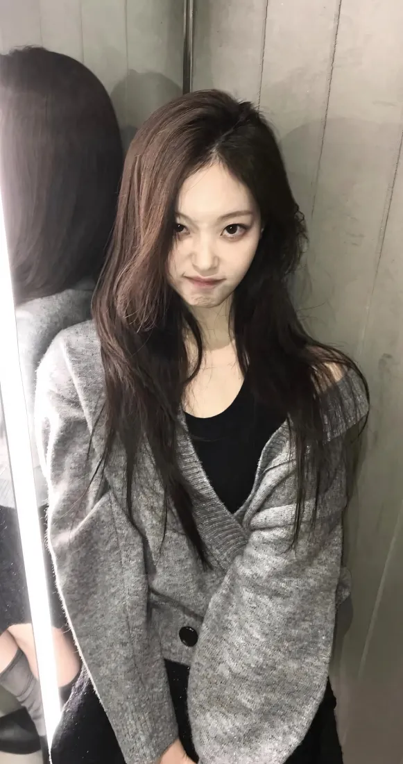 崔熙珍手机壁纸｜室内背景图 - 灰色外套穿搭「哲风壁纸」