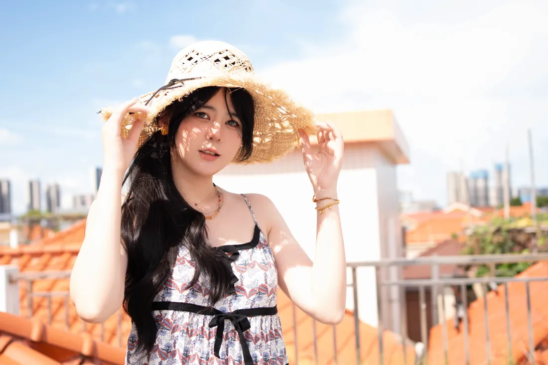 5k美少女屋顶壁纸｜城市蓝天背景 - 碎花裙草帽「哲风壁纸」