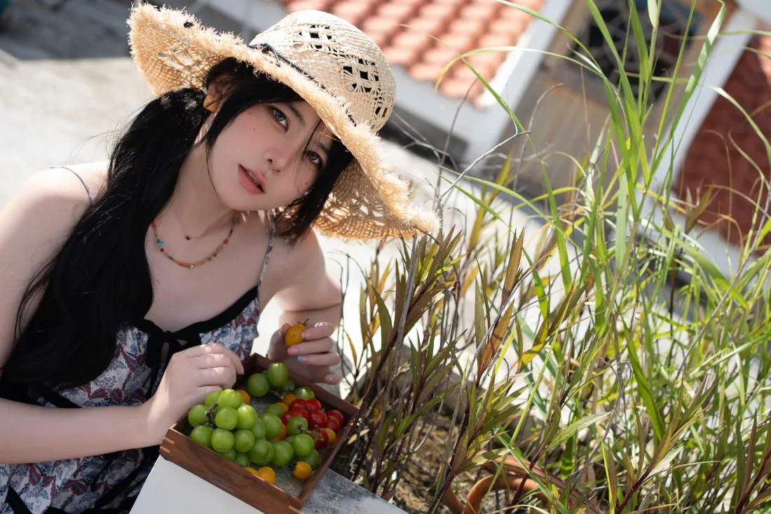 5k美少女草帽壁纸｜户外背景图片 - 葡萄田园「哲风壁纸」