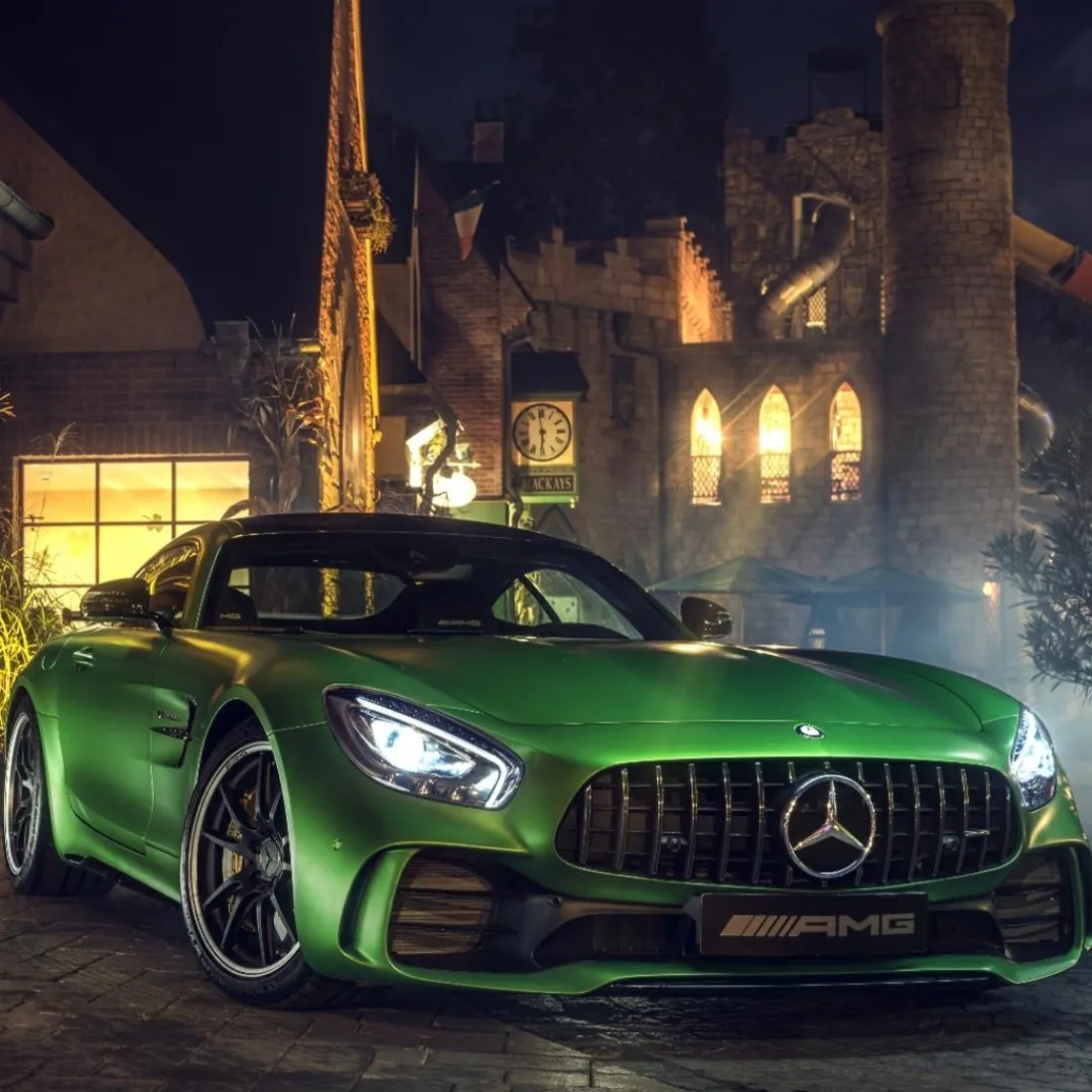 梅赛德斯-AMG跑车手机壁纸｜城堡夜景 - 绿色豪车「哲风壁纸」