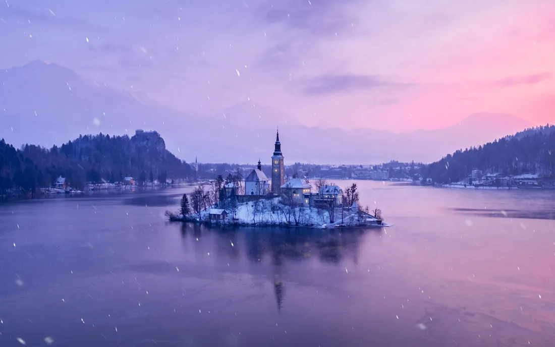 3k自然风景壁纸｜湖泊城堡背景图片 - 冬季雪景黄昏「哲风壁纸」