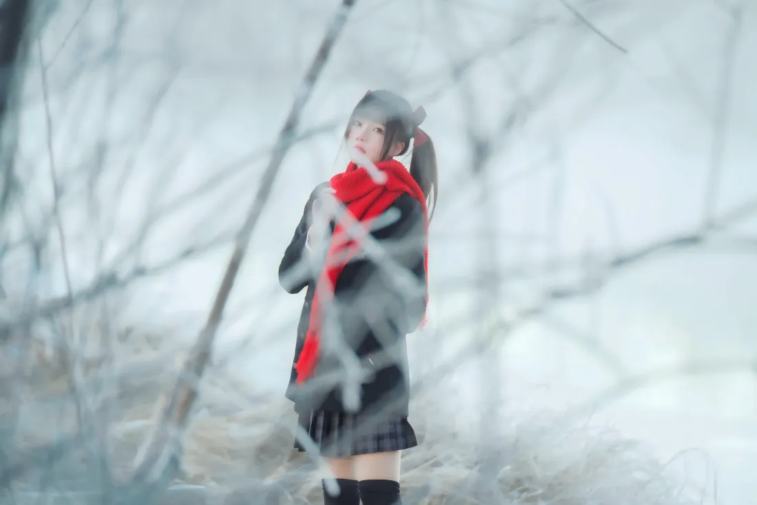 8k红衣女孩壁纸｜雪景背景图片 - 户外冬日「哲风壁纸」