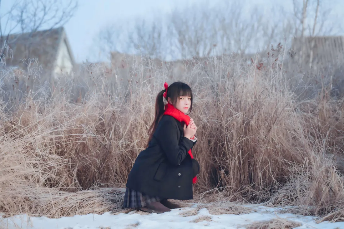 8k冬日女孩壁纸｜雪景背景图片 - 乡村枯草户外「哲风壁纸」