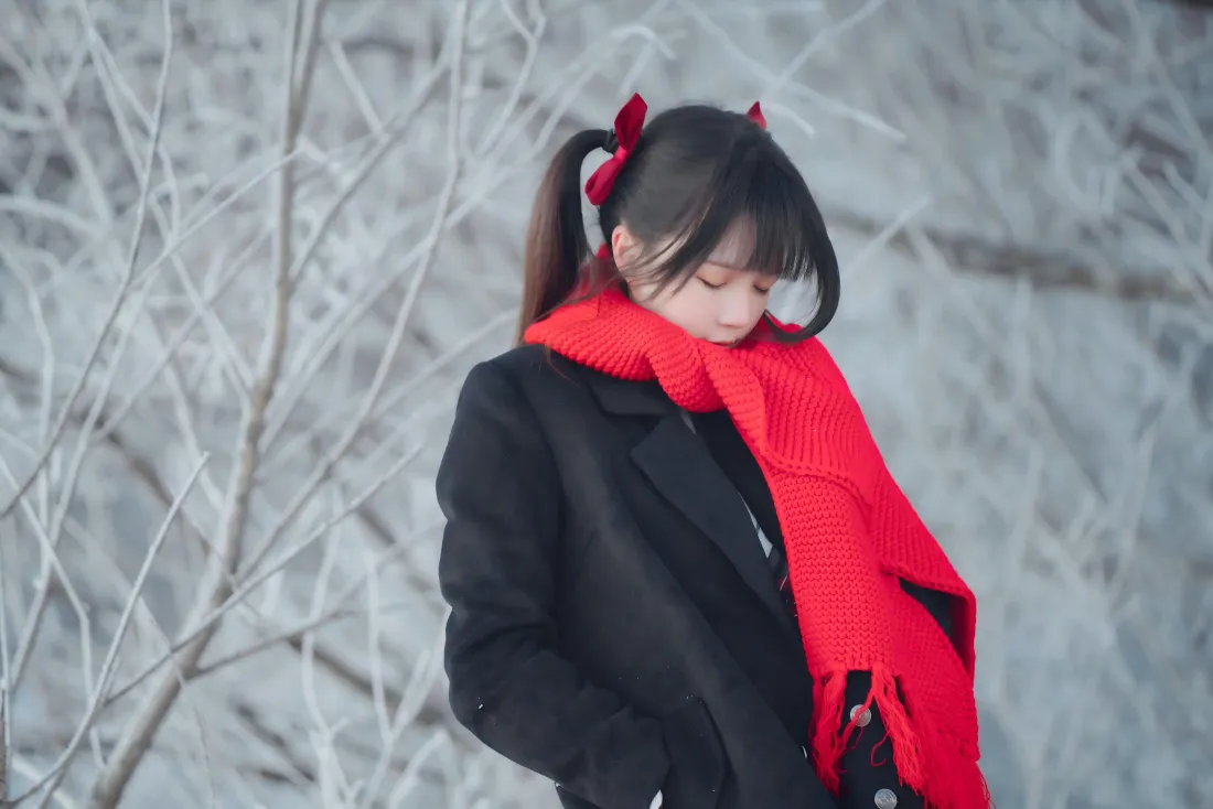 8k女孩雪景壁纸｜红围巾背景图 - 户外霜冻「哲风壁纸」