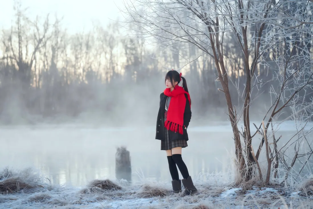 8k女孩红围巾雪地雾凇壁纸｜自然风景背景图片 - 户外「哲风壁纸」