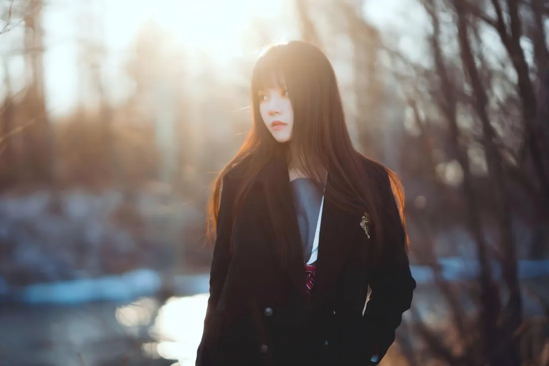 8k美女壁纸｜户外背景图片 - 阳光树林黑衣长发「哲风壁纸」