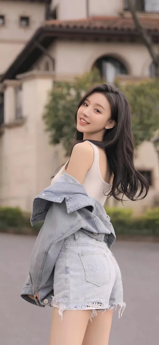 长发美女手机壁纸｜欧式建筑背景图片 - 休闲穿搭「哲风壁纸」